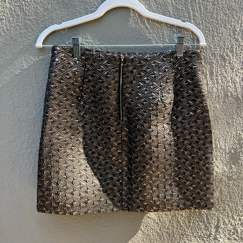 Romeo & Juliet Couture gold pattern skirt size medium NWT zip up skirts